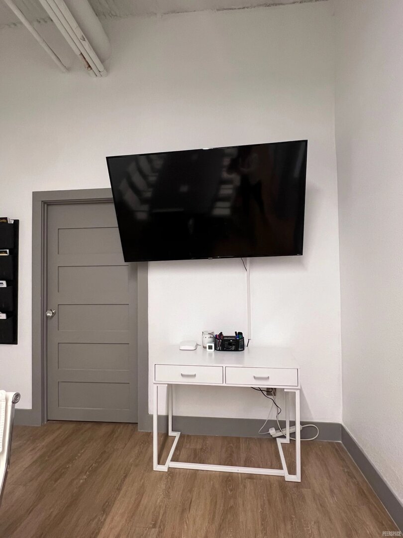 16-Person Conference Room